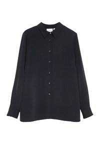 Czarna bluzka damska z długim rękawem, z ostrym kołnierzykiem i zapięciem na guziki z przodu, wykonana z gładkiej tkaniny.