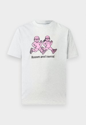 Un tricou gri din bumbac cu un grafic ce reprezintă doi alergători roz. Textul spune "Alergătorii nu sunt normali", afișat sub figurine. Mâneci scurte.