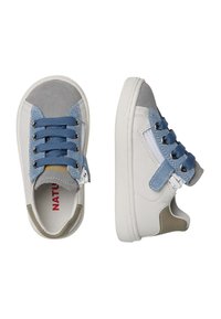 Sneakers bianchi con dettagli in suede blu, lacci testurizzati e punta grigia. Presentano un tallone rinforzato e un dettaglio del logo laterale.