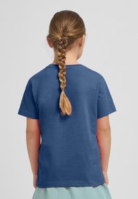 Marineblauwe katoenen T-shirt met korte mouwen en een ronde hals, met een gladde textuur en zonder zichtbare patronen of graphics.