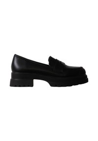 Mocassin chunky en cuir noir avec semelle épaisse à rainures et talon bas, vue de côté sur fond blanc.