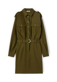 Abito camicia verde oliva con colletto, chiusura a bottoni, due tasche sul petto e vita con cintura caratterizzata da una fibbia metallica circolare.