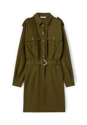 Abito camicia verde oliva con colletto, chiusura a bottoni, due tasche sul petto e vita con cintura caratterizzata da una fibbia metallica circolare.