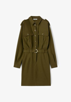 Olijfgroene shirtjurk met een kraag, knopen aan de voorkant, twee borstzakken en een tailleriem met een ronde metalen gesp.
