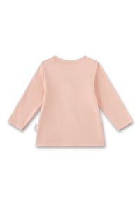 Langarmshirt aus weichem, pinken Baumwollstoff. Verfügt über einen runden Ausschnitt und ein Etikett an der Seite. Glatte Textur ohne Muster oder Akzente.