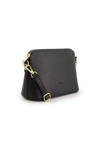 Czarna skórzana torba crossbody o teksturowanej powierzchni, z hardware w kolorze złota, zamknięciem na zamek błyskawiczny oraz odpinanym, regulowanym paskiem.
