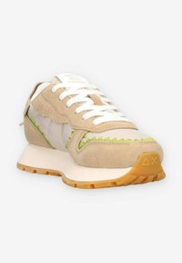 Beige sneaker met suède en mesh materialen, groene stiksels, witte veters en een rubberen zool met een gestructureerd patroon.