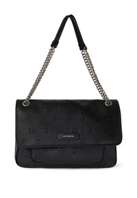 Černá kožená kabelka s embosovaným vzorem loga, řetízkem a koženým popruhem, zavíráním na klopu a kovovým jmenovkovým detailem.