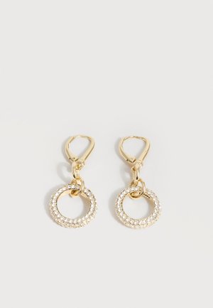 Χρυσά σκουλαρίκια κρίκοι με κούμπωμα lever-back, διακοσμημένα με μικρούς διαυγείς κρυστάλλους γύρω από τους κυκλικούς μενταγιόν, εκτεθειμένα σε λευκό φόντο.