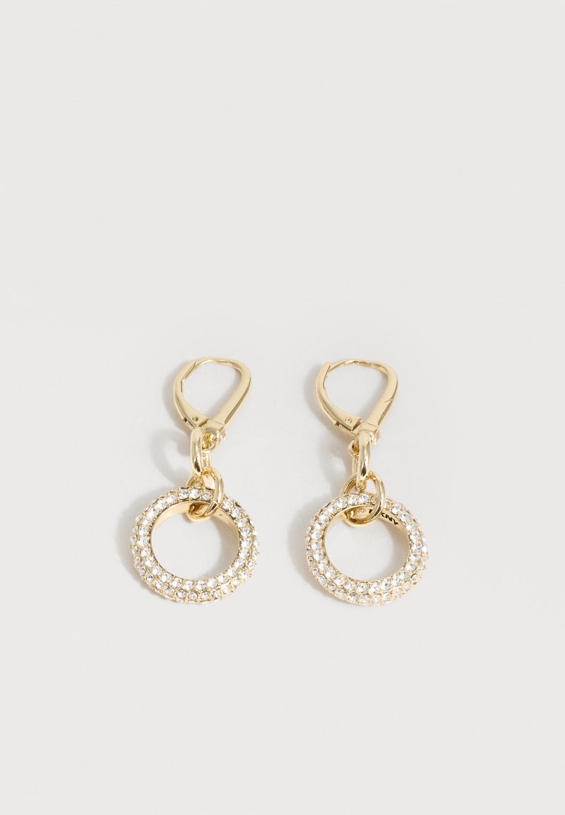 Χρυσά σκουλαρίκια κρίκοι με κούμπωμα lever-back, διακοσμημένα με μικρούς διαυγείς κρυστάλλους γύρω από τους κυκλικούς μενταγιόν, εκτεθειμένα σε λευκό φόντο.
