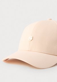 Ροζ μπέιζμπολ καπέλο με καμπύλο γείσο, φτιαγμένο από υφασμένο ύφασμα, που διαθέτει λευκό ανάγλυφο λογότυπο "8" μπροστά.