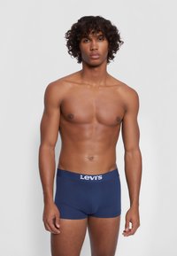 Mørkeblå Levi's boxershorts med logo på midjebandag. Myk stoff, tettsittende design, mid-rise snitt, og sømløs konstruksjon for komfort.