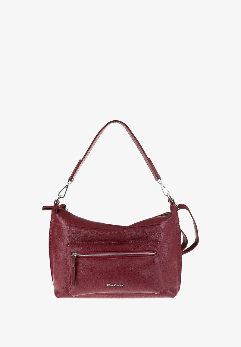 Pochette in pelle rossa con una forma morbida, tracolla singola, una tasca con zip anteriore e dettagli in hardware argento. Finitura liscia e texture.