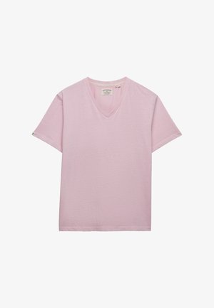 Lichtroze V-hals T-shirt met korte mouwen, met subtiel merkembleem op de borst en een klein label op de linkermouw.