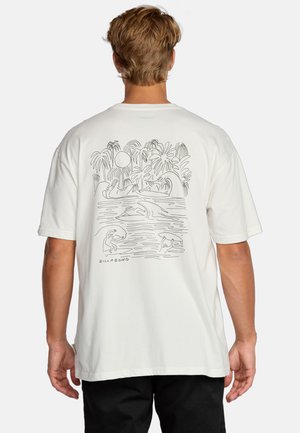 Camiseta de algodón blanca con un dibujo a línea negro de surfistas y palmeras en la parte trasera. Manga corta, corte relajado y sin estampados.
