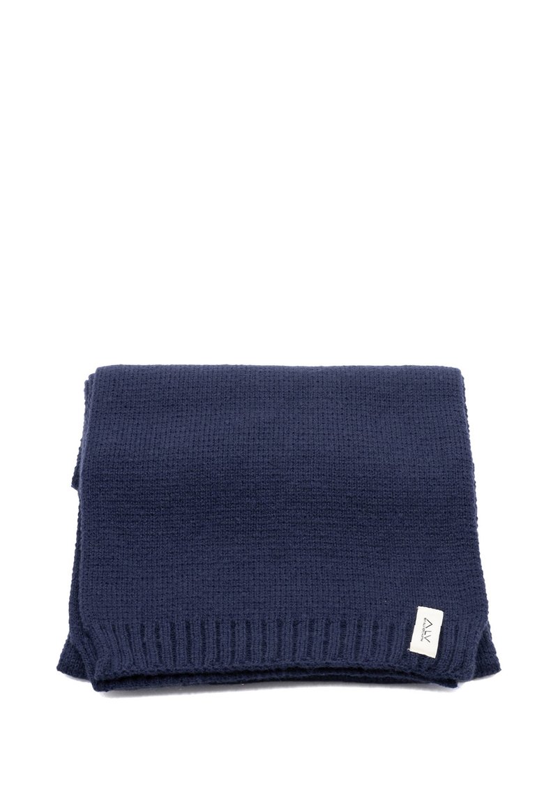Coperta lavorata a maglia di colore blu navy con trama testurizzata, bordi a coste e una piccola etichetta in un angolo. Design morbido e caldo.
