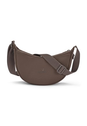 Brun halvmåneformet crossbody-taske med justerbar rem, lynlåslukning og Johnny Urban-logo på forsiden, vist på hvid baggrund.