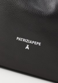 Crna kožna torbica s teksturiranim finišem, s natpisom "PATRIZIA PEPE" i malim logotipom u bijeloj boji. Jednostavan dizajn bez dodatnih akcenata.