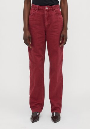 Rode denim jeans met een relaxte pasvorm, vijf zakken en riemlussen. Voorzien van een knoopsluiting, lichte vervaging en rechte pijpen.
