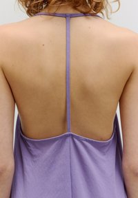 Lila rückenfreies Kleid mit dünnen Trägern, einer glatten Textur und dezent drapiertem Stoff, der ein offenes Rückendesign betont.