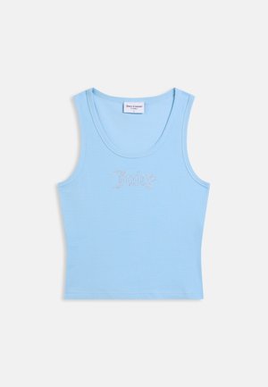 Débardeur bleu clair côtelé avec col rond et coupe sans manches, orné du texte « Juicy » en petits strass au centre devant.