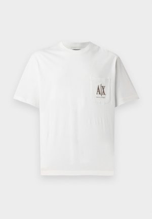 Hvit bomull T-skjorte med korte ermer, rund hals, og en venstre brystlomme med brodert "A|X"-logg i brun.