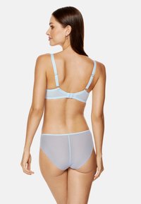 Jasnoniebieski zestaw bielizny składający się z przezroczystego biustonosza z regulowanymi ramiączkami oraz dopasowanych majtek w wysokim stanie, prezentujący gładkie wykończenie.