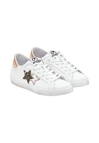 Sneakers bianchi low-top con lacci bianchi, linguetta del tallone in oro rosa metallizzato e dettaglio di stella glitter nera sul lato.