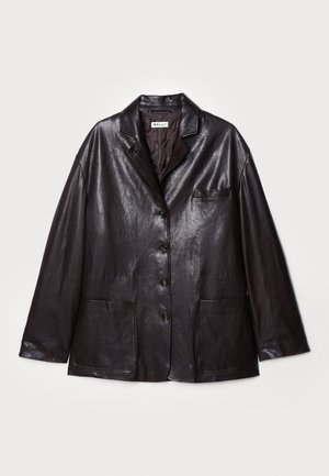 Blazer din piele maro cu guler decupat, cinci butoane, un buzunar pe piept și două buzunare frontale aplicate. Textură netedă și croială lejeră.