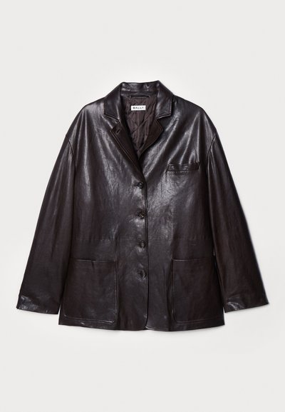 Blazer din piele maro cu guler decupat, cinci butoane, un buzunar pe piept și două buzunare frontale aplicate. Textură netedă și croială lejeră.