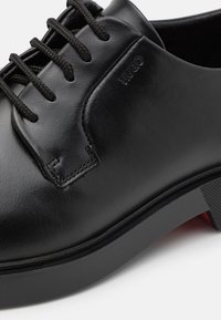 HUGO IKER DERB - Stringate - black