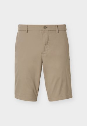 Μπεζ κοντά παντελόνια μέχρι το γόνατο με κουμπί και φερμουάρ στο κλείσιμο, θηλιές για ζώνη και απλό μπροστινό μέρος, παρουσιάζονται σε λευκό φόντο.