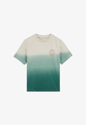 Tricou cu mânecă scurtă și gât rotund, cu un gradient ombre de la bej la verde și un logo mic rotund cu munte pe partea stângă a pieptului.