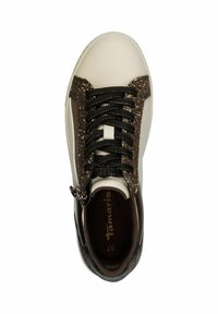 Sneaker alte con tomaia in pelle bianca, dettagli in pelle marrone texturizzata, lacci neri glitterati e zip laterale.