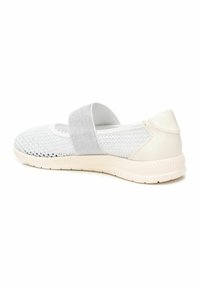 Zapato de punto en tonos gris y blanco, tipo slip-on, con una amplia cinta elástica y una parte superior de malla texturizada, que cuenta con una suela de goma flexible.