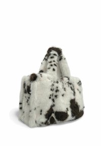 Sac à main en fausse fourrure présentant une texture douce et pelucheuse, base blanche avec des taches brun foncé, et deux poignées courtes pour le transport.