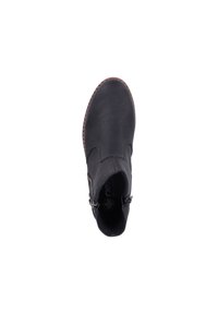 Bottines noires en cuir lisse avec un bout arrondi, fermetures éclair sur le côté et une semelle extérieure en brun texturé. Détail du logo intérieur visible.