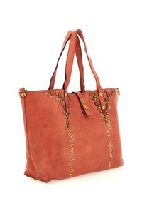 Borsa a tracolla in pelle marrone con doppio manico, caratterizzata da borchie dorate decorative e una chiusura a morsetto al centro. Texture liscia e forma strutturata.