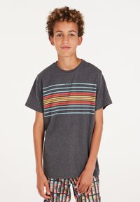 Grijze T-shirt met korte mouwen en een ronde hals, voorzien van horizontale strepen in blauw, geel en rood over de borst, met het label "PROTEST."