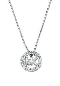 Srebrny naszyjnik z przekręconym łańcuchem, z okrągłym wisiorkiem zdobionym małymi kryształkami oraz inicjałami "MK" na środku.
