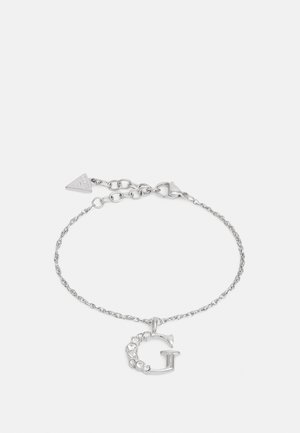 Pulseira de corrente em prata com um charm 'G' texturizado adornado com cristais claros de um lado, fechada com um fecho de lagosta.