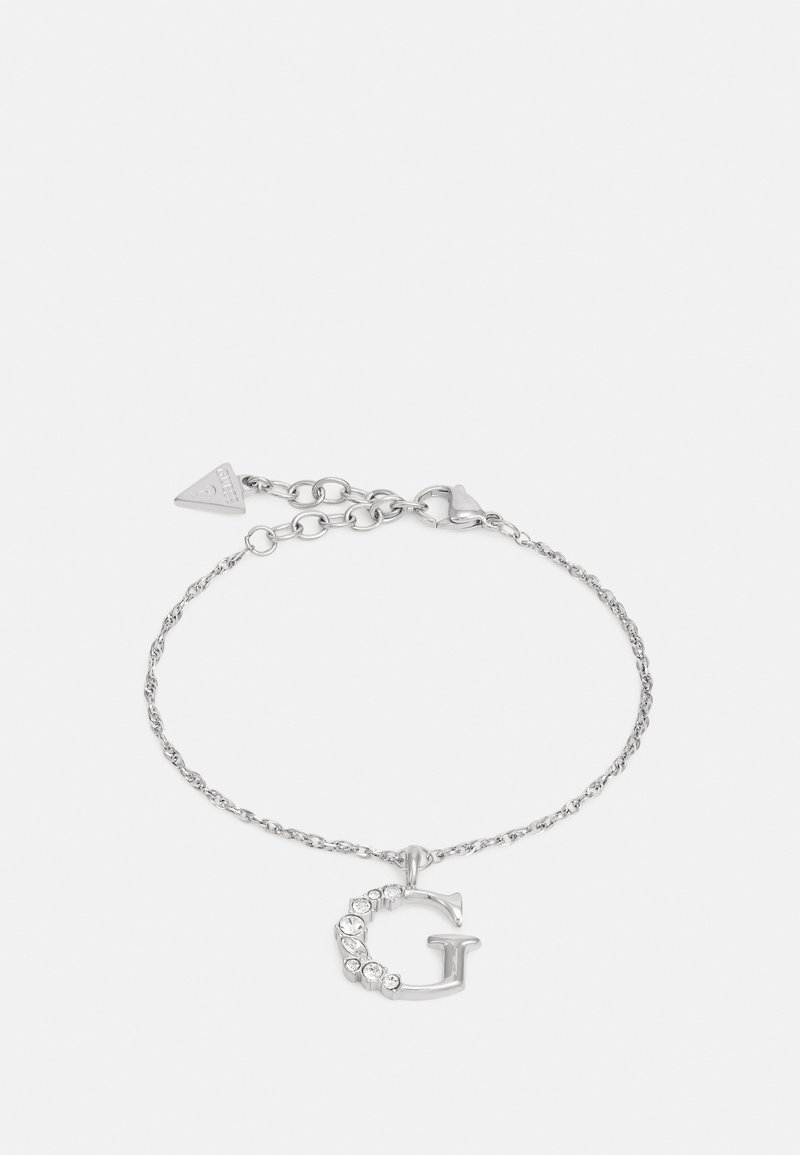 Pulseira de corrente em prata com um charm 'G' texturizado adornado com cristais claros de um lado, fechada com um fecho de lagosta.