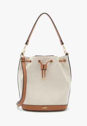 Sac seau beige texturé avec garniture en cuir marron, fermeture par cordon, poignée unique sur le dessus et bandoulière amovible.