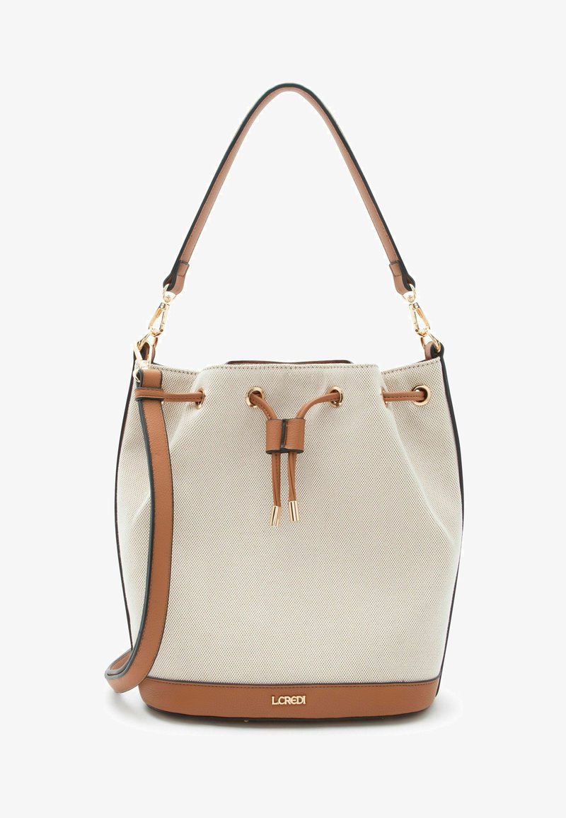 Sac seau beige texturé avec garniture en cuir marron, fermeture par cordon, poignée unique sur le dessus et bandoulière amovible.