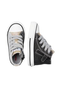 Sneaker alte nere e argento con superficie testurizzata, lacci grigi, punta in gomma bianca e dettaglio con zip laterale sul lato esterno.