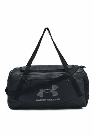 Bolso de lona negro con un material texturizado y ligero. Presenta dos asas, un bolsillo con cremallera lateral y un logo reflectante de Under Armour.