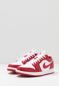 Jordan AIR JORDAN 1 LOW - Sapatilhas - gym red/white