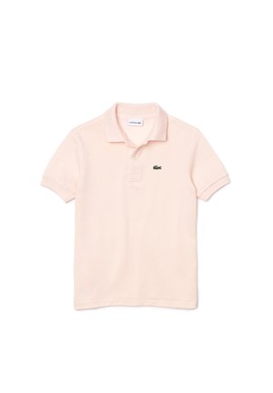 Lyserød polo t-shirt med korte ærmer, krave og to knapper, med en lille grøn krokodille-logo på venstre bryst.