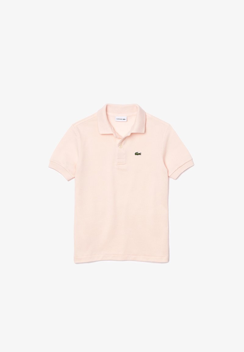 Polo rose clair à manches courtes avec col et deux boutons, avec un petit logo crocodile vert sur la poitrine gauche.