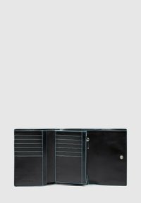 Cartera de cuero negro con costuras azules, que incluye varios compartimentos para tarjetas, un bolsillo con cremallera para monedas y un cierre de presión. Diseño plano.